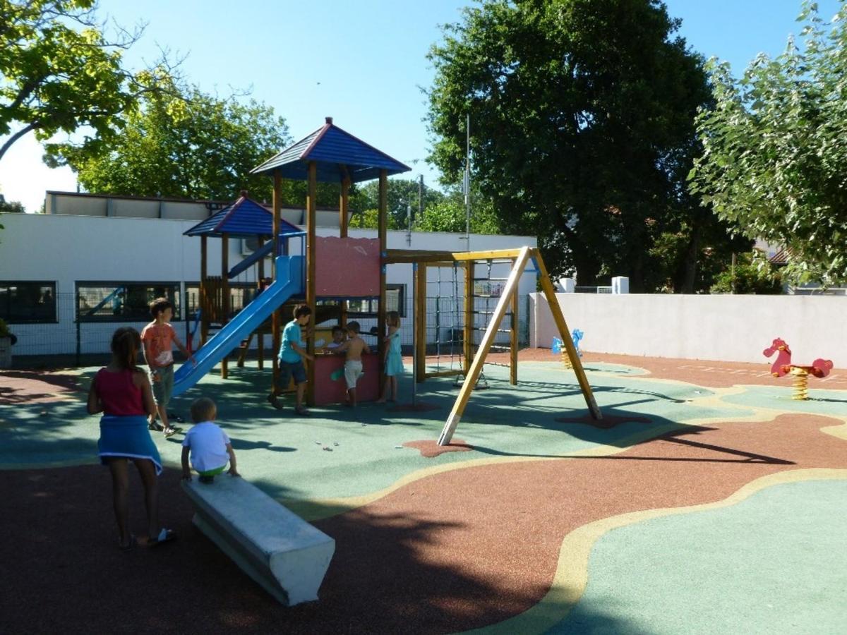 Mobil-Home A Fouras : Proche Plage, 2 Chambres, Tv, Plancha, Parking, Ideal Famille - Fr-1-709-58 Exterior photo