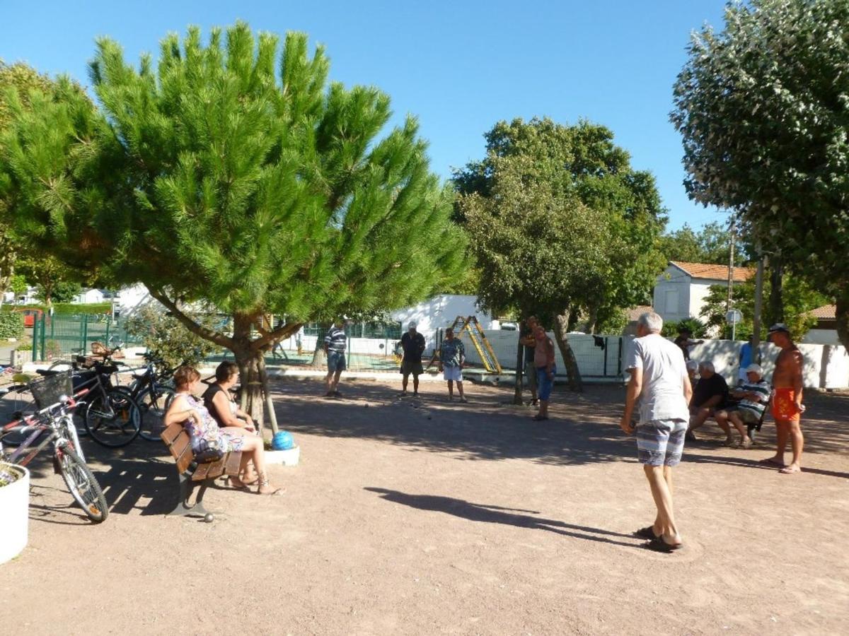 Mobil-Home A Fouras : Proche Plage, 2 Chambres, Tv, Plancha, Parking, Ideal Famille - Fr-1-709-58 Exterior photo